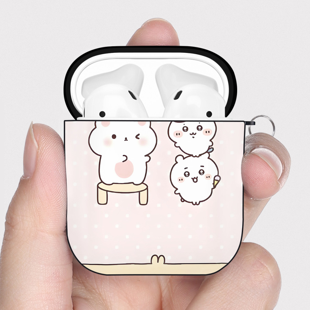 （画像用） ちいかわ Chii-kawa AirPods 第2世代保護ケース ハードシェル ブラック 耐衝撃・防指紋・カラビナ付き