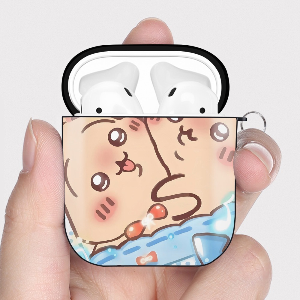 （画像用） ちいかわ Chii-kawa AirPods 第2世代保護ケース ハードシェル ブラック 耐衝撃・防指紋・カラビナ付き