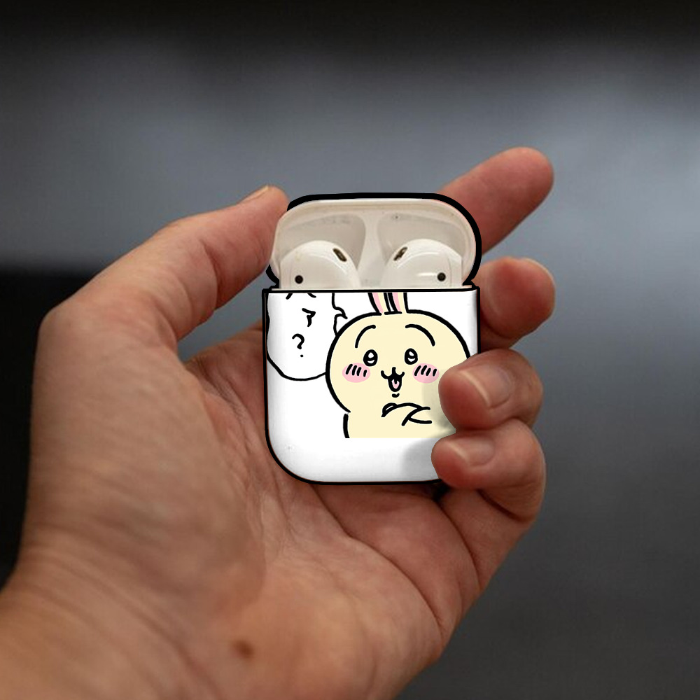 ちいかわ うさぎ Chii-kawa usagi AirPods 第2世代保護ケース ハードシェル ブラック 耐衝撃・防指紋・カラビナ付き